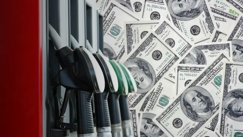 Lee y Collier entre los niveles más altos del estado Aunque Florida mantiene precios de gasolina más bajos que otros estados con impuestos elevados como California, varios condados floridanos aplican actualmente algunas de las tasas más altas dentro del propio estado. Lee y Collier aparecen junto a Broward, Palm Beach, Sarasota y otros condados entre los que tienen el mayor "Total Tax Imposed" sobre la gasolina en Florida. El debate sobre un posible "gas tax holiday" federal vuelve a tomar fuerza en medio de preocupaciones por la inflación, la volatilidad del petróleo y las tensiones geopolíticas internacionales que continúan presionando los precios del combustible.