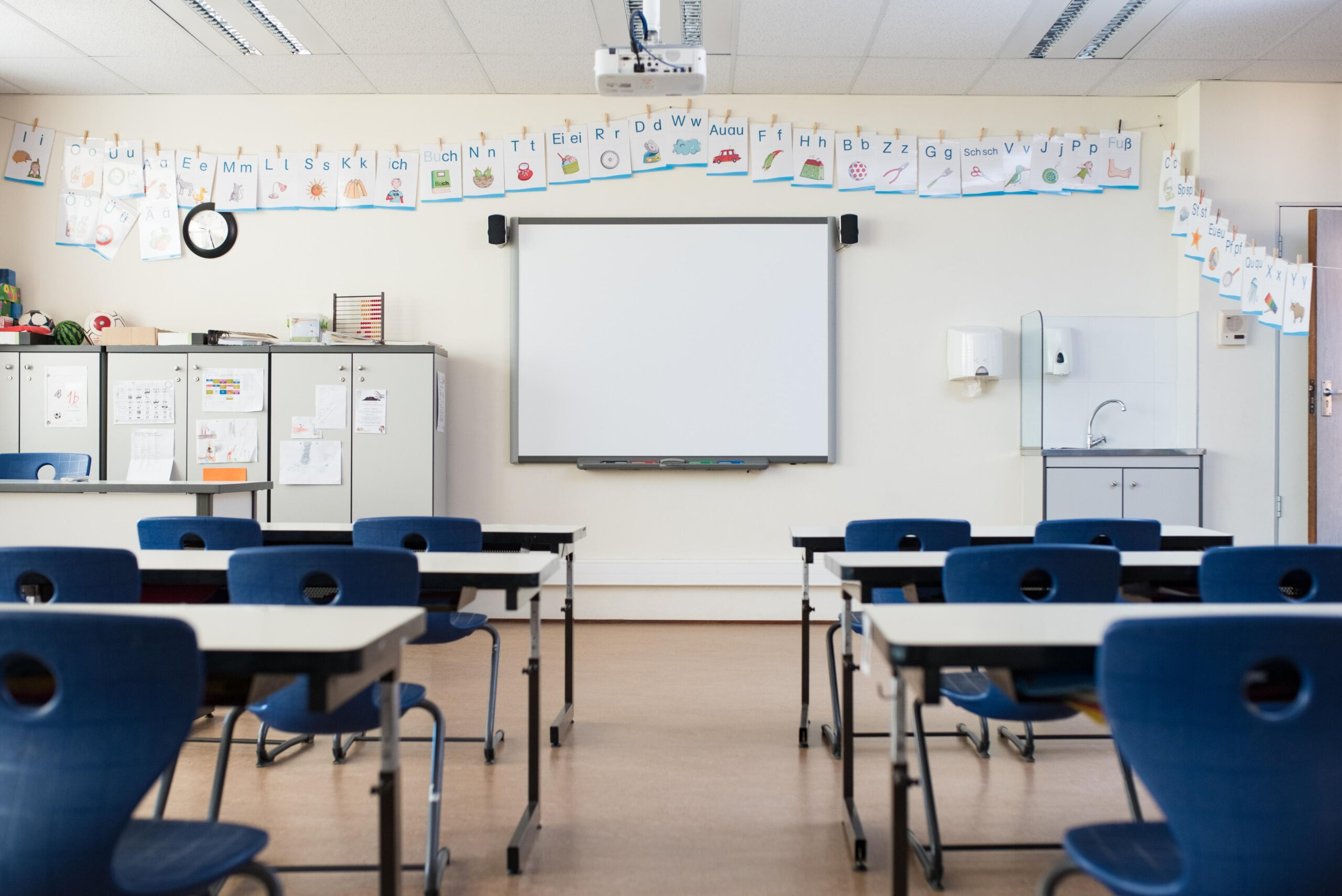 Durante una reciente reunión de la junta escolar, los funcionarios del distrito explicaron que la pérdida de estudiantes se traduce directamente en una reducción de los fondos estatales, los cuales se asignan por alumno.